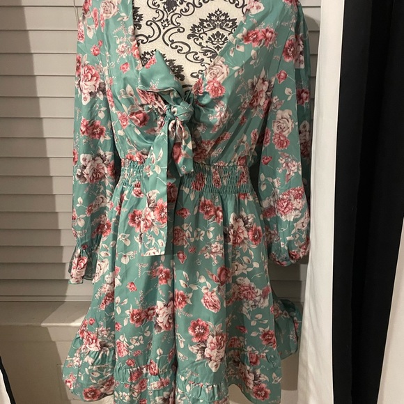 Front keyhole bow tie dress - Picture 2 of 7